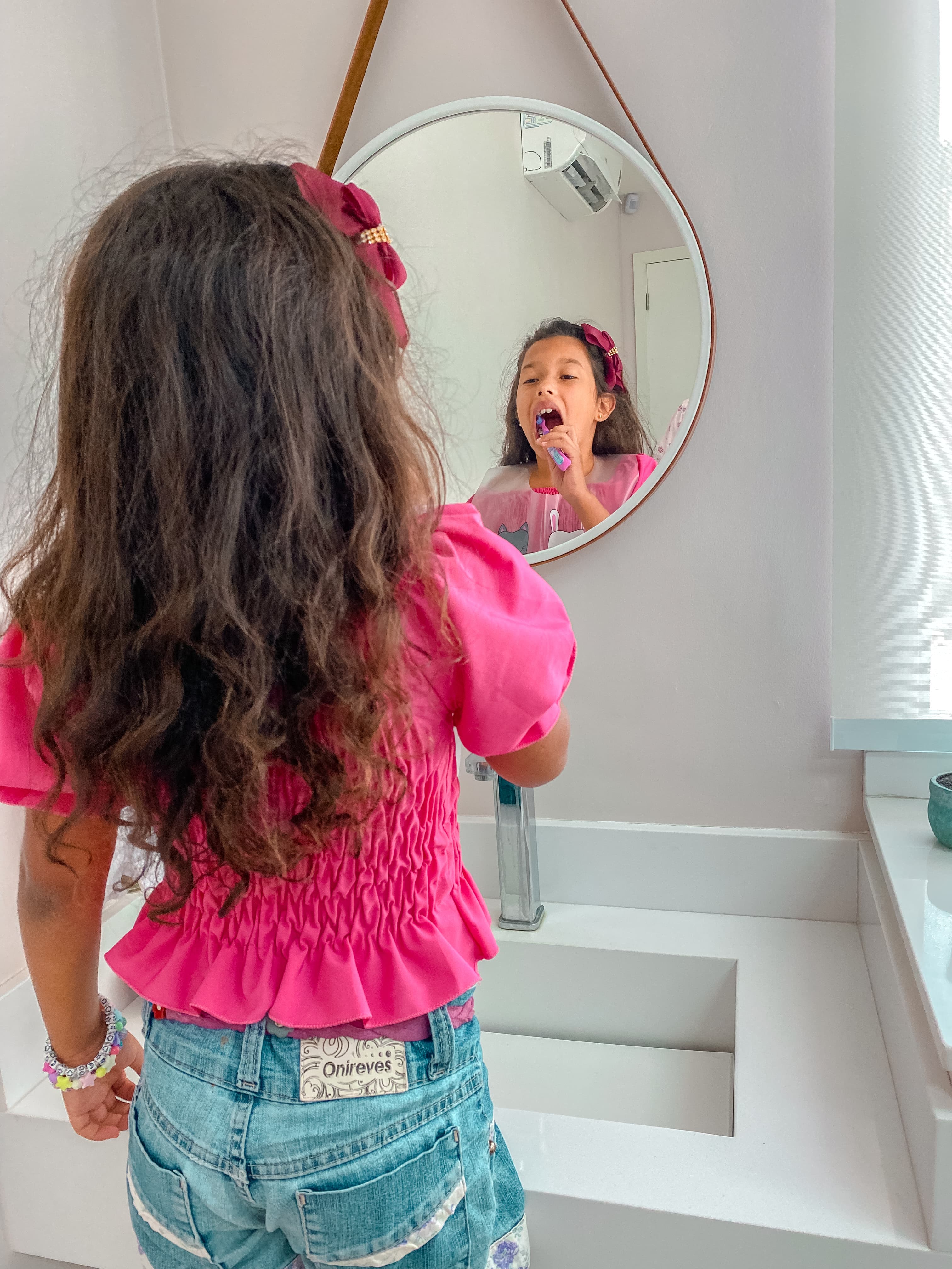 Menina aprendendo a escovar os dentes