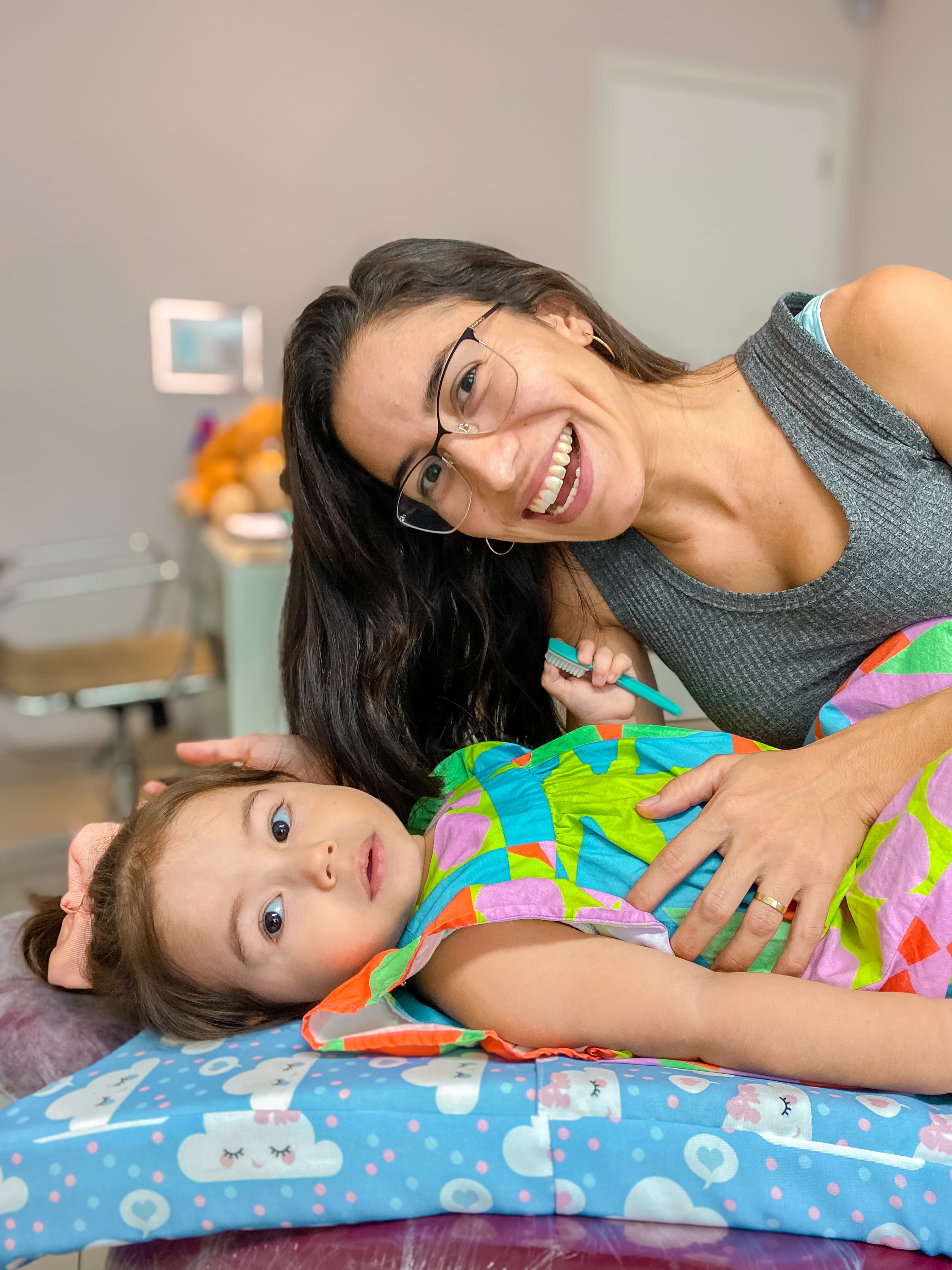 Dra. Amanda com paciente na cadeira odontológica